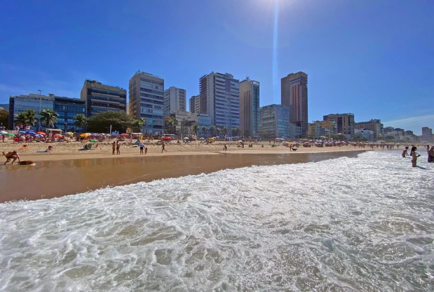 sabado-de-sol-intenso-no-rio-de-janeiro-traz-alivio-e-movimento-nas-praias