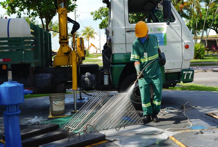 sabesp-realiza-limpeza-da-rede-de-esgoto-na-baixada-santista-durante-alta-temporada-no-litoral-de-sp