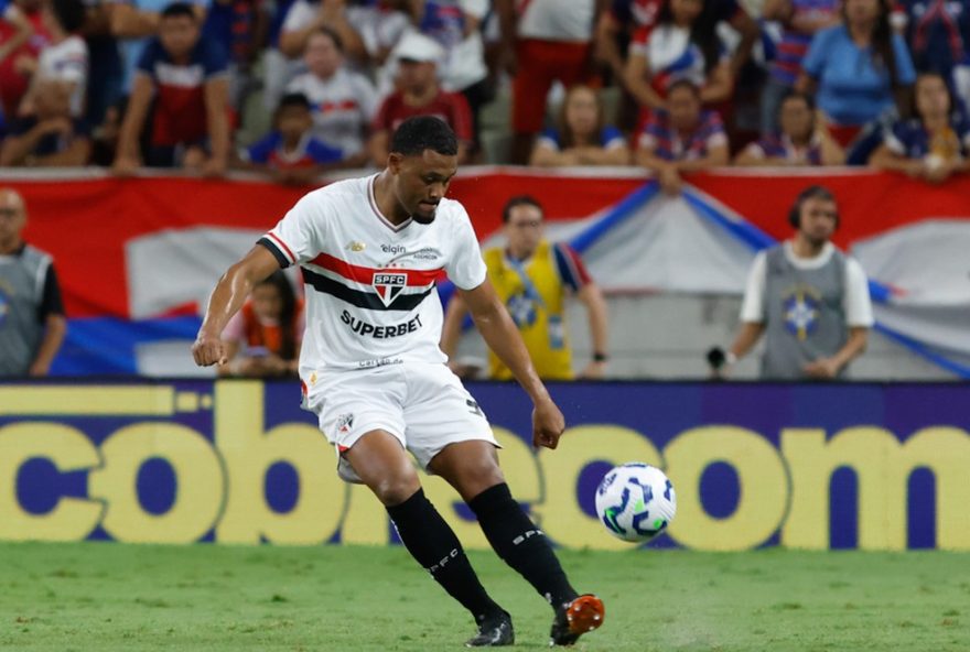 sabino-comemora-vitoria-do-sao-paulo-e-destaca-retorno-de-luiz-gustavo3A-trio-defensivo-inedito-brilha-no-brasileirao