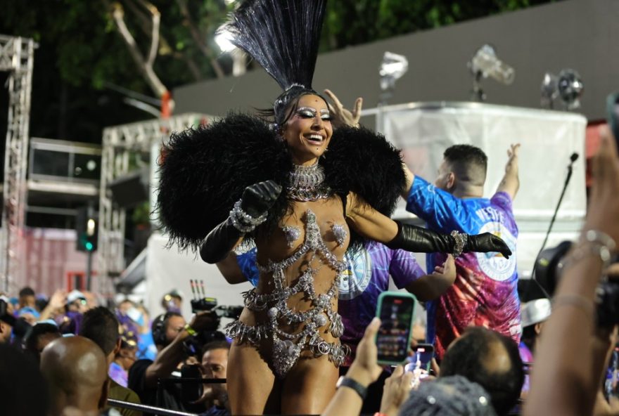 sabrina-sato-brilha-com-fantasia-ousada-em-ensaio-da-vila-isabel3A-carnaval-carioca-em-destaque