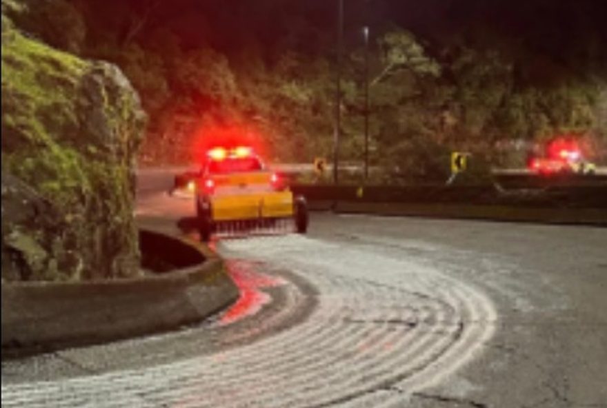 sal-espalhado-na-serra-do-rio-do-rastro-previne-congelamento-da-pista3B-video