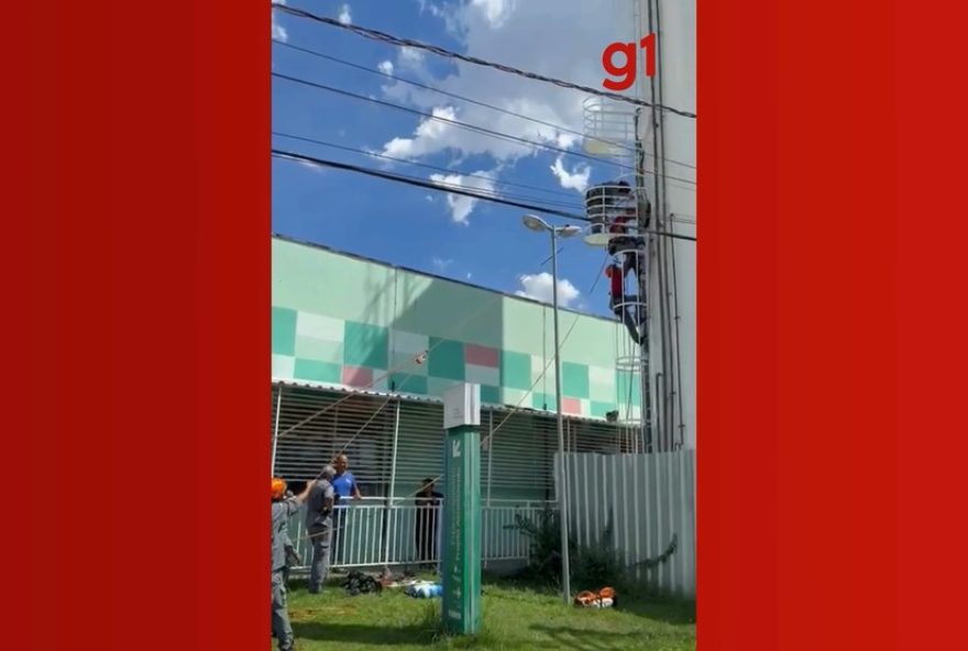 salvamento-de-trabalhadores-em-caixa-dagua3A-bombeiros-agem-rapido-em-jacarei2C-sp salvamento-de-trabalhadores-em-caixa-dagua3A-bombeiros-agem-rapido-em-jacarei2C-sp