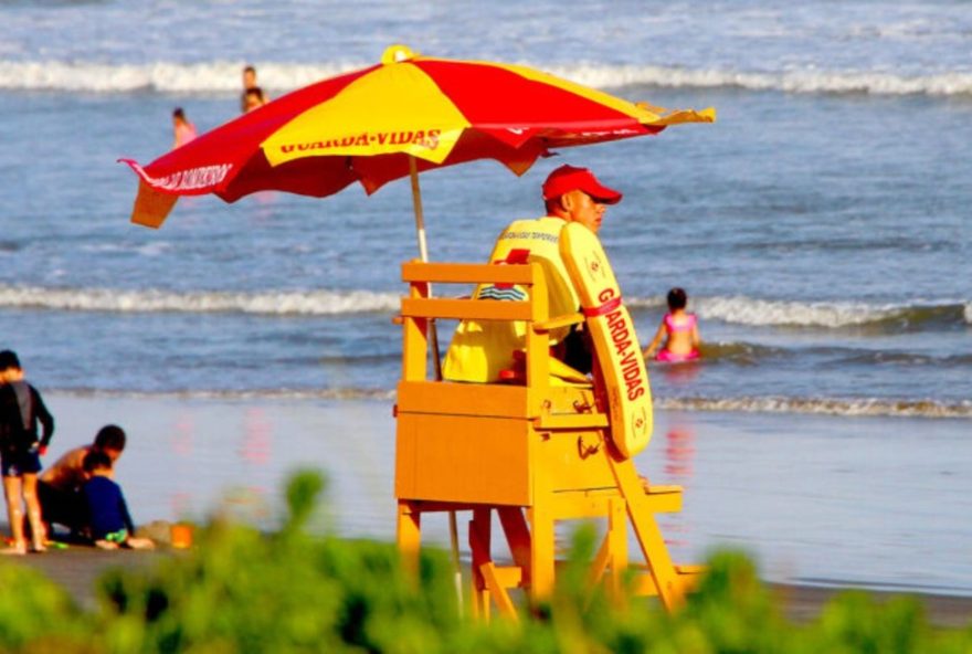 salvamentos-de-afogamento-na-baixada-santista3A-1-pessoa-a-cada-4-horas-e-53-min.-evite-correntezas