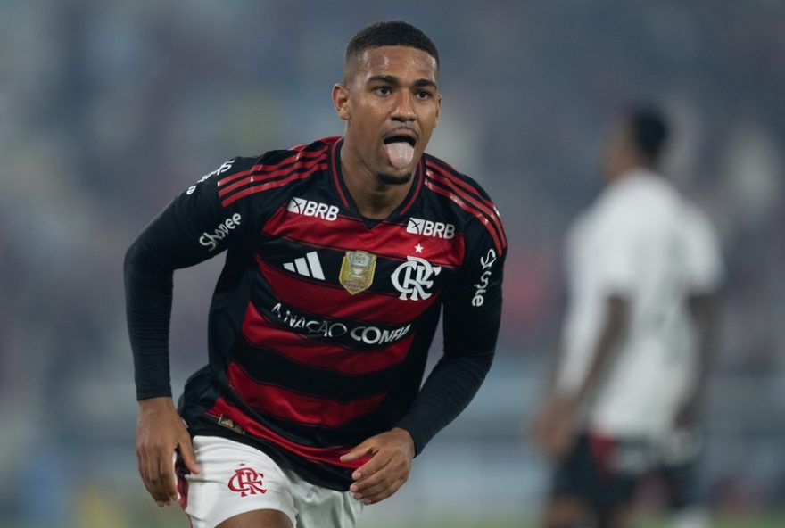 RJ - RIO DE JANEIRO - 25/08/2025 - BRASILEIRO A 2025, FLAMENGO X VITORIA - Samuel Lino jogador do Flamengo comemora seu gol durante partida contra o Vitoria no estadio Maracana pelo campeonato Brasileiro A 2025. Foto: Jorge Rodrigues/AGIF