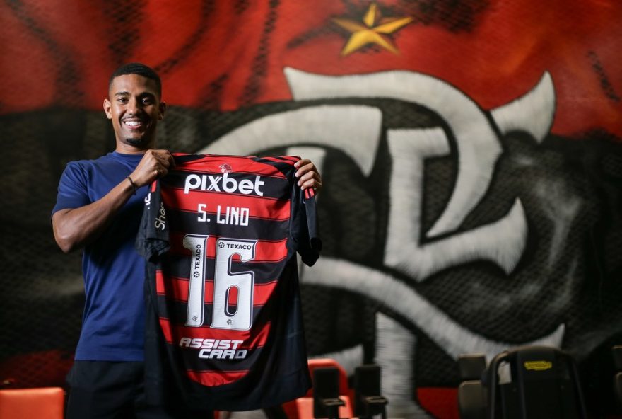 samuel-lino3A-novo-reforco-do-flamengo-chega-com-grandes-expectativas