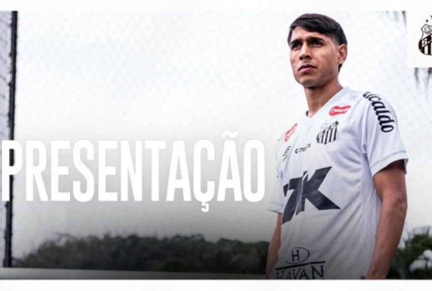 santos-apresenta-zagueiro-alexis-duarte-com-presenca-especial-de-domingos-em-coletiva-na-vila-belmiro