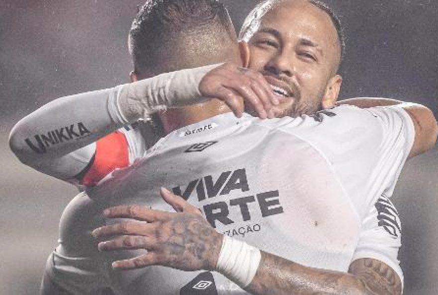 santos-vence-amistoso-em-noite-de-neymar3B-invasoes-forcam-fim