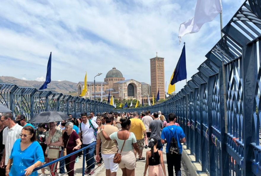 santuario-nacional-de-aparecida-recebe-quase-500-mil-fieis-na-festa-da-padroeira-em-20253A-aumento-de-5425-em-relacao-ao-ano-anterior