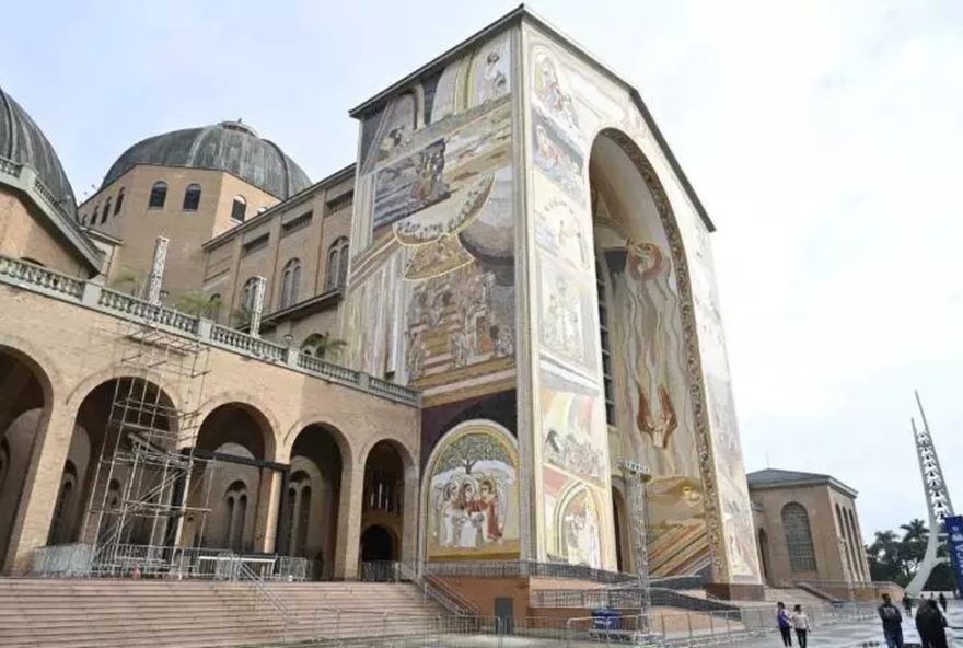 santuario-nacional-de-aparecida3A-inauguracao-da-fachada-com-cenas-da-criacao-do-mundo-pelo-livro-de-genesis-celebracao-e-bencao-com-dom-orlando-brandes