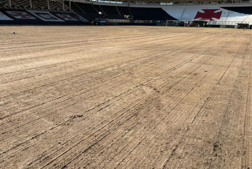 sao-januario-passa-por-reforma-completa-no-gramado3A-vasco-se-prepara-para-estreia-contra-o-internacional sao-januario-passa-por-reforma-completa-no-gramado3A-vasco-se-prepara-para-estreia-contra-o-internacional