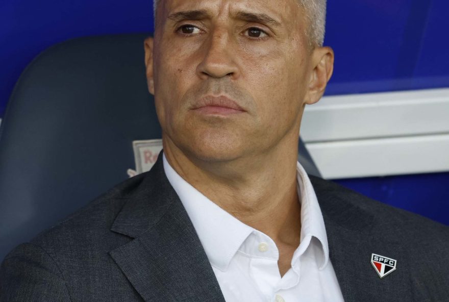 sao-paulo-avanca-as-semifinais-com-virada-historica-em-20263A-crespo-confiante-no-grupo-especial sao-paulo-avanca-as-semifinais-com-virada-historica-em-20263A-crespo-confiante-no-grupo-especial