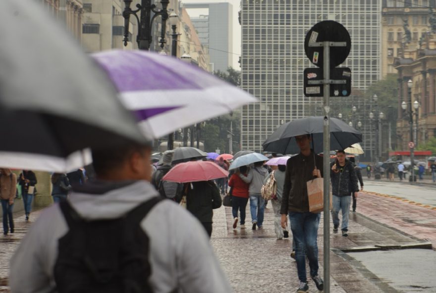 Um apagão após fortes chuvas impactou 2,1 milhões de pessoas atendidas pela Enel (Foto: Agência Brasil)