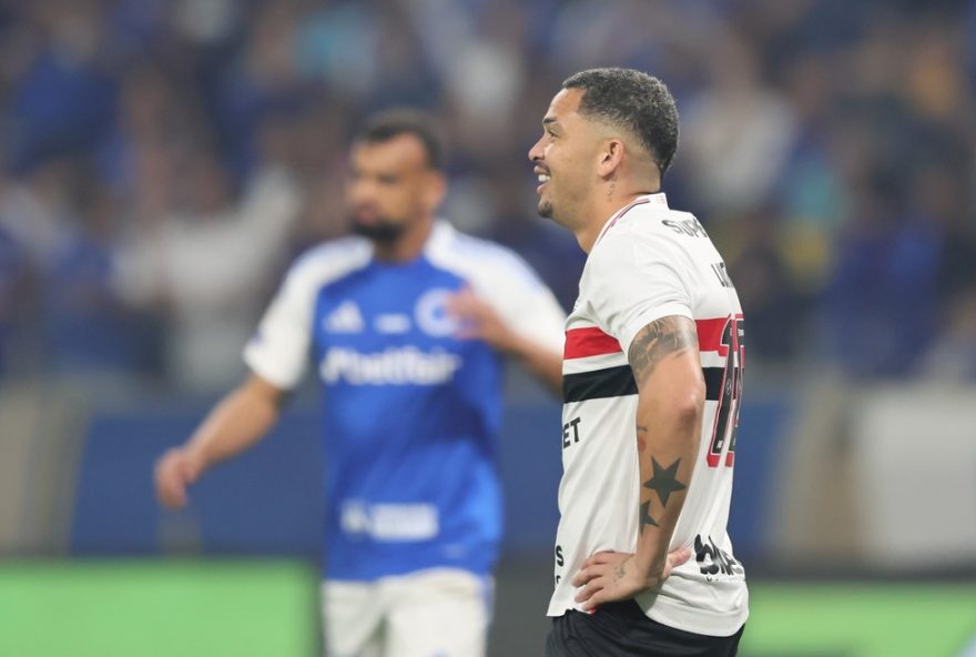 MG - BELO HORIZONTE - 30/08/2025 - BRASILEIRO A 2025, CRUZEIRO X SAO PAULO - Luciano jogador do Sao Paulo lamenta durante partida contra o Cruzeiro no estadio Mineirao pelo campeonato Brasileiro A 2025. Foto: Gilson Lobo/AGIF