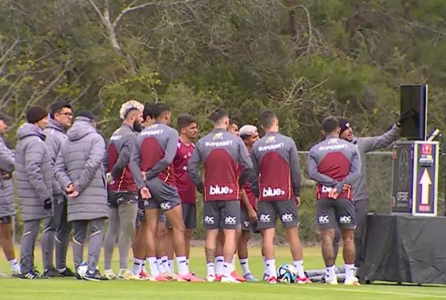 sao-paulo-inova-em-treino-nos-eua-com-uso-de-monitores-analise-do-coletivo-de-11-contra-11-e-destaques-para-o-duelo-contra-o-cruzeiro