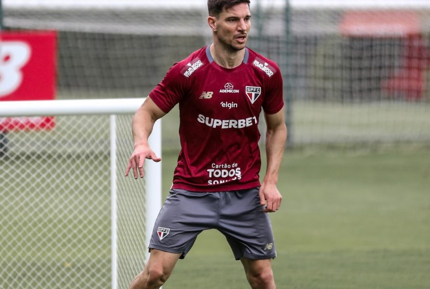 sao-paulo-retorna-aos-treinos-com-cedric-apos-vitoria-sobre-vasco sao-paulo-retorna-aos-treinos-com-cedric-apos-vitoria-sobre-vasco
