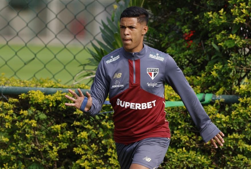 sao-paulo-treina-com-trio-do-sub-20-para-enfrentar-o-flamengo3A-lucca2C-ryan-francisco-e-henrique-de-volta-ao-time-principal
