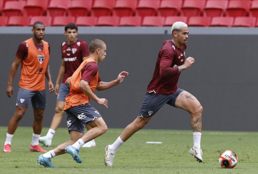 sao-paulo-treina-no-mane-garrincha-e-deve-usar-reservas-contra-o-velo-clube