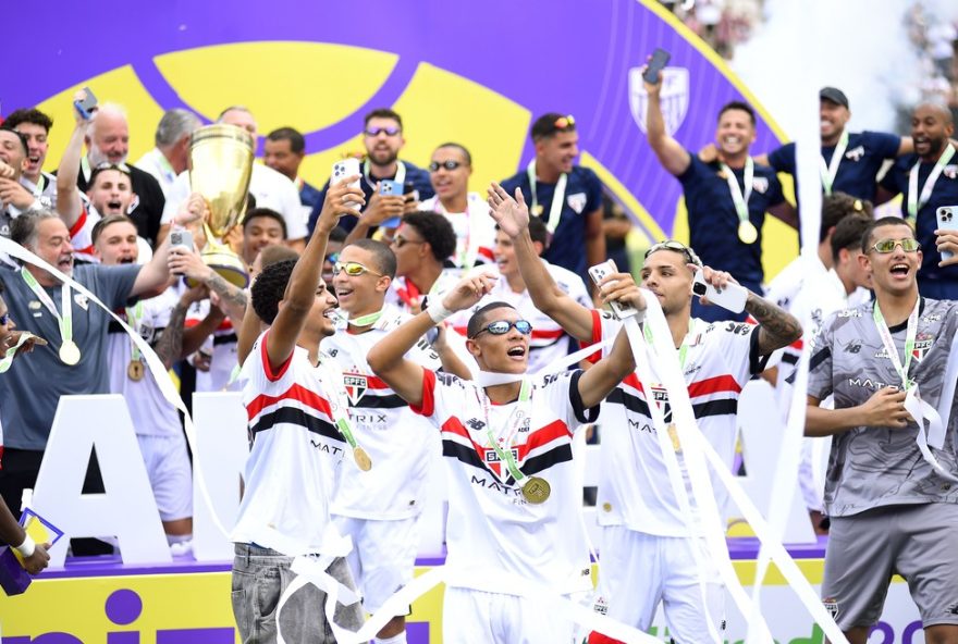 sao-paulo-vence-corinthians-em-virada-emocionante-na-final-da-copa-sp-de-futebol-junior3A-resiliencia-e-forca-dos-jovens-talentosos-no-titulo