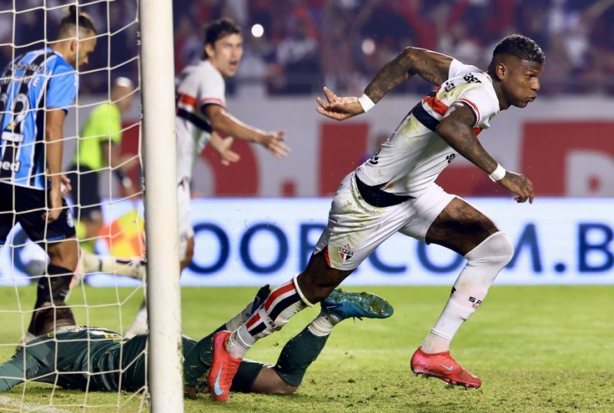 sao-paulo-vence-gremio-de-virada-e-deixa-rival-na-zona-de-rebaixamento