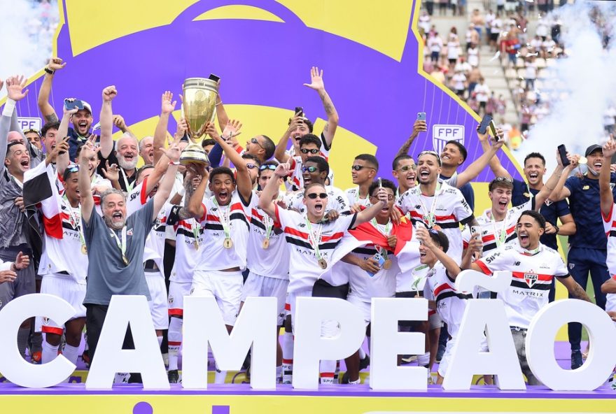 sao-paulo-vence-o-corinthians-e-conquista-o-pentacampeonato-da-copinha3A-alves-provoca-rivais-e-celebra-vitoria-emocionante