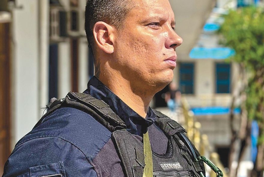 sargento-da-pm-resgata-homem-em-tiroteio-na-mare3A-ato-heroico-viraliza-e-inspira