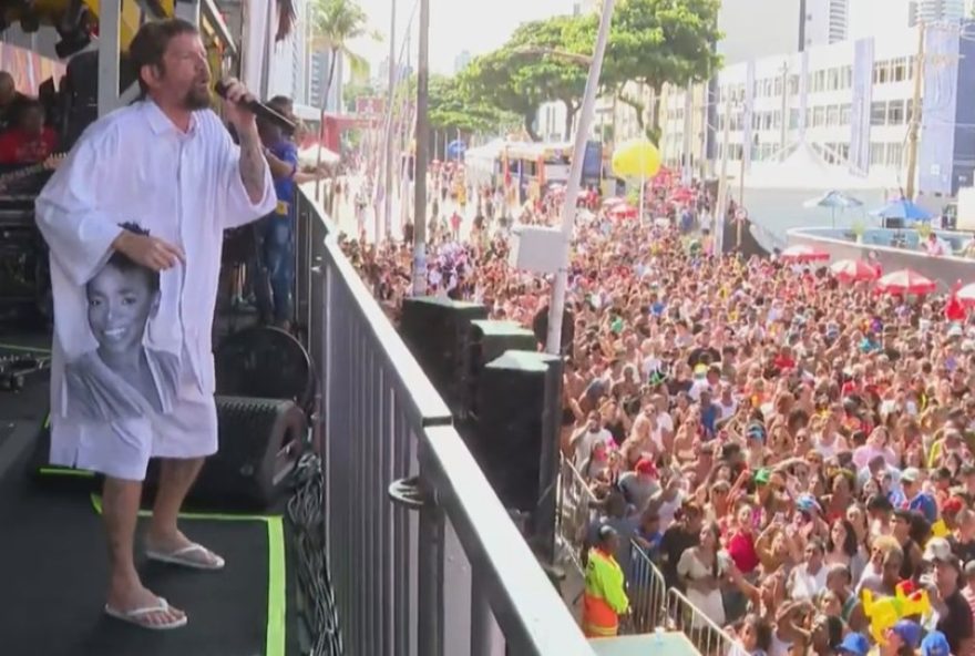 saulo-fernandes-presta-homenagem-a-jornalista-wanda-chase-no-carnaval-de-salvador saulo-fernandes-presta-homenagem-a-jornalista-wanda-chase-no-carnaval-de-salvador