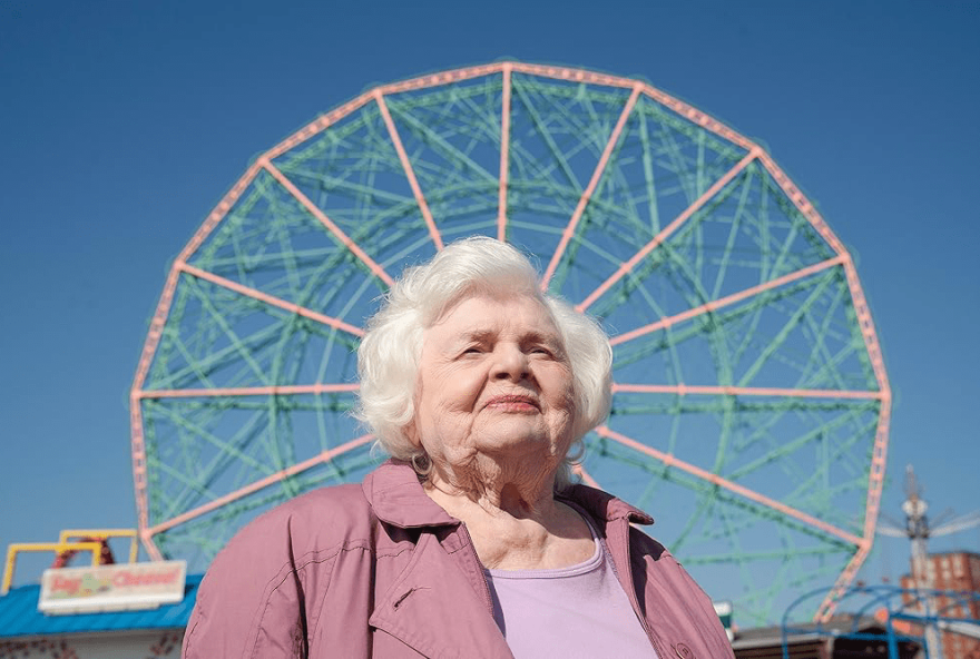 scarlett-johansson-brilha-em-sua-estreia-como-diretora-em-cannes-com-22eleanor-the-great22-ao-lado-de-june-squibb