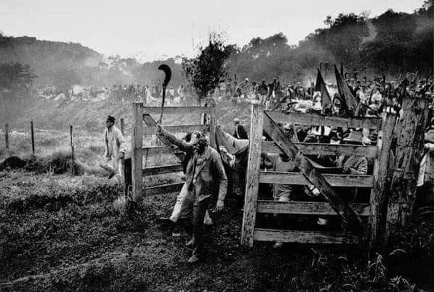 sebastiao-salgado3A-acompanhando-o-inicio-do-maior-conjunto-de-assentamentos-do-mst-no-parana
