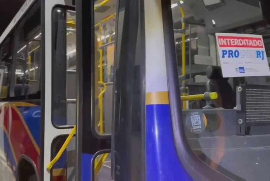 secretaria-estadual-de-defesa-do-consumidor-interdita-onibus-precarios-da-viacao-tingua-no-rio-de-janeiro