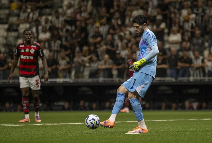 selecao-brasileirao-2025-revelada3A-flamengo-se-destaca-e-premia-os-melhores-jogadores-do-campeonato MG - BELO HORIZONTE - 25/11/2025 - BRASILEIRO A 2025, ATLETICO-MG X FLAMENGO - Rossi jogador do Flamengo durante partida contra o Atletico-MG no estadio Arena MRV pelo campeonato Brasileiro A 2025. Foto: Fernando Moreno/AGIF