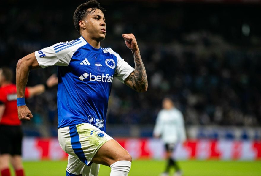MG - BELO HORIZONTE - 13/07/2025 - BRASILEIRO A 2025, CRUZEIRO X GREMIO - Kaio Jorge jogador do Cruzeiro comemora seu gol durante partida contra o Gremio no estadio Mineirao pelo campeonato Brasileiro A 2025. Foto: Fernando Moreno/AGIF