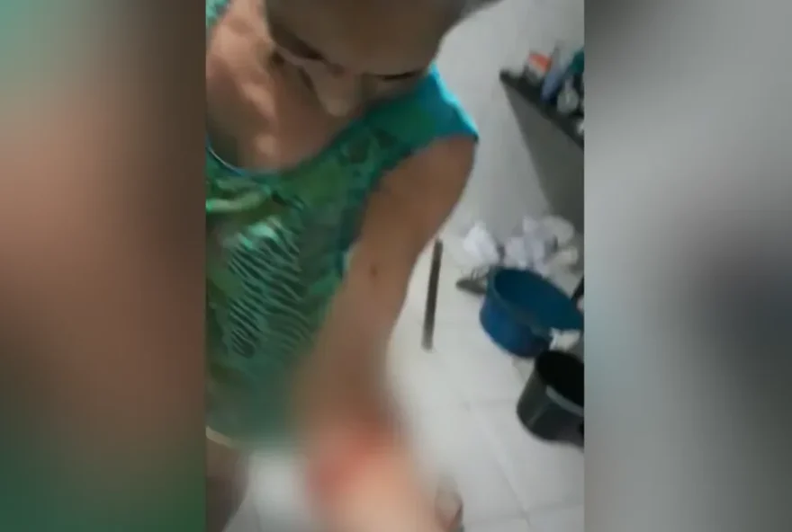 Mulher precisou ser levada ao hospital após ser golpeada com foice. (Foto: Reprodução/G1)