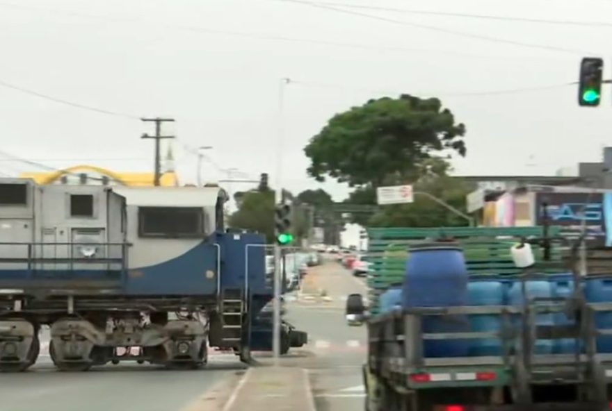 semaforo-abre-para-carros-com-trem-se-aproximando-em-pinhais