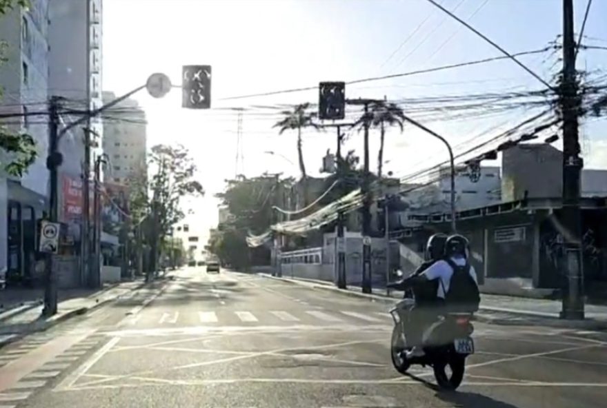 semaforos-apagados-na-avenida-antonio-sales2C-em-fortaleza3A-transito-complicado semaforos-apagados-na-avenida-antonio-sales2C-em-fortaleza3A-transito-complicado