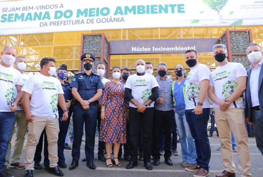 Lançado em 2021, projeto de plantio de árvore em calçadas das residências já atendeu a mais de 7 mil solicitações, que são feitas por moradores por meio do aplicativo WhatsApp
(Fotos: Paulo José)