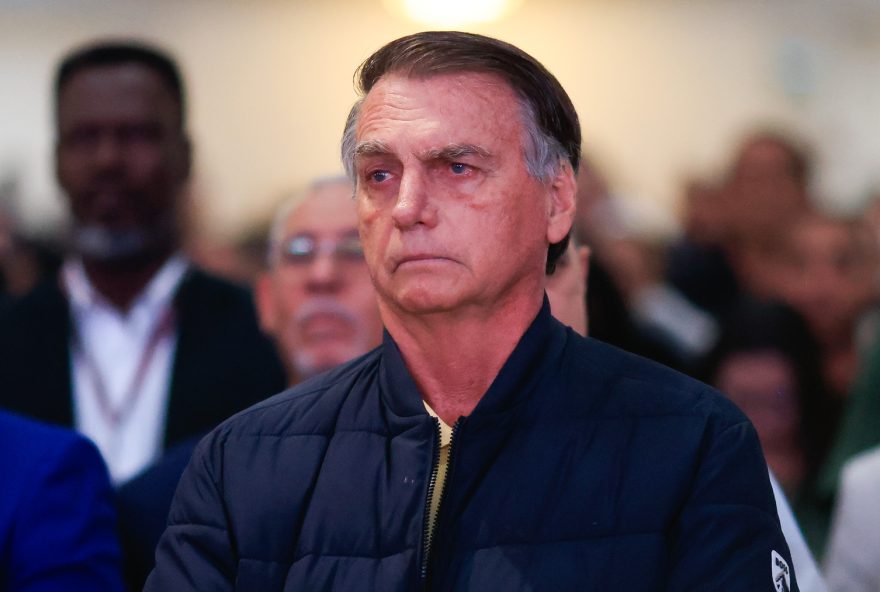 DF - BOLSONARO/STF/PRISÃO DOMICILIAR/ARQUIVO - POLÍTICA - FOTO DE ARQUIVO DE 24/07/2025. O ex-presidente Jair Bolsonaro (PL) participa de um culto na Igreja Catedral da   Benção, em Taguatinga (DF).  O ministro Alexandre de Moraes, do Supremo Tribunal Federal (STF), determinou nesta   segunda-feira, 4 de agosto de 2025, a prisão domiciliar de Bolsonaro. Além disso, determinou o confisco do celular   do ex-presidente. Moraes concluiu que o ex-presidente descumpriu as medidas cautelares impostas inicialmente.   24/07/2025 - Foto: WILTON JUNIOR/ESTADÃO CONTEÚDO