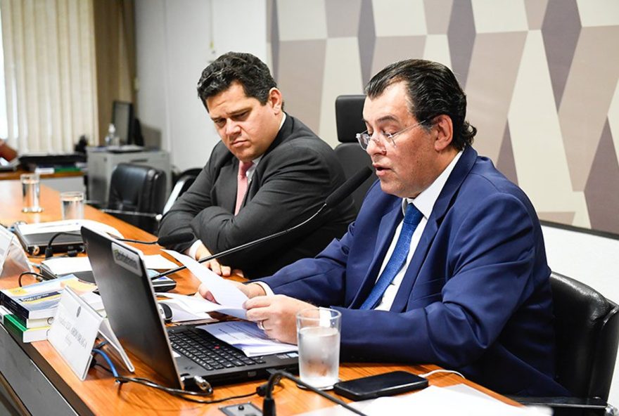 Alcolumbre (E) e Braga (D): Sala de reuniões no Senado onde a reforma tributária será discutida na CCJ (Foto: Agência Senado)