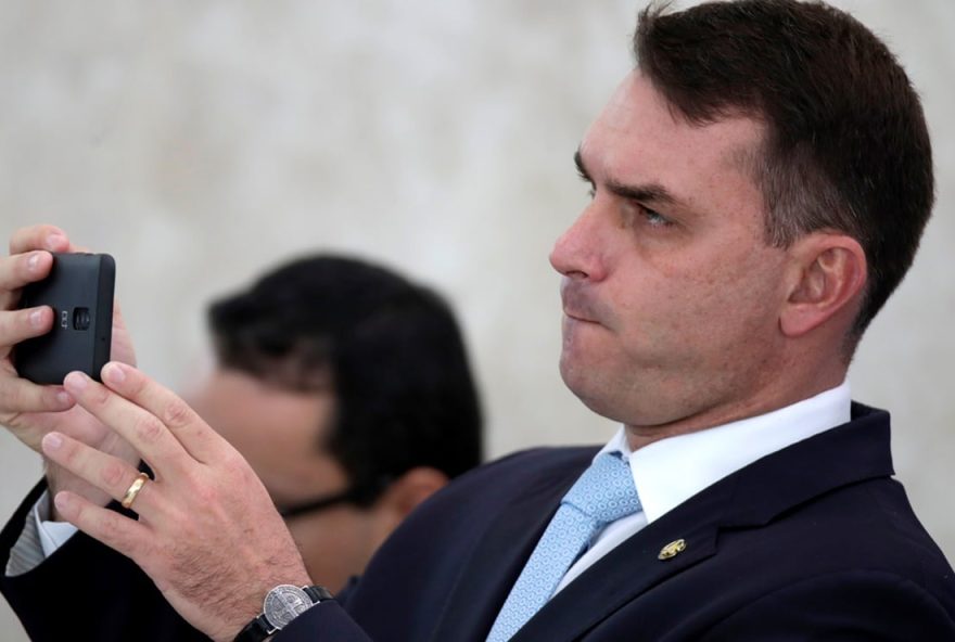 senador-brasileno-flavio-bolsonaro-podria-retirar-su-precandidatura-presidencial-por-un-precio-y-pedir-amnistia-para-su-padre-encarcelado