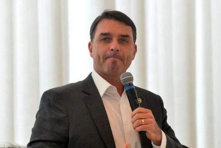 senador-flavio-bolsonaro-cita-risco-grave-de-saude-de-seu-pai-e-reforca-pedido-de-cirurgia senador-flavio-bolsonaro-cita-risco-grave-de-saude-de-seu-pai-e-reforca-pedido-de-cirurgia