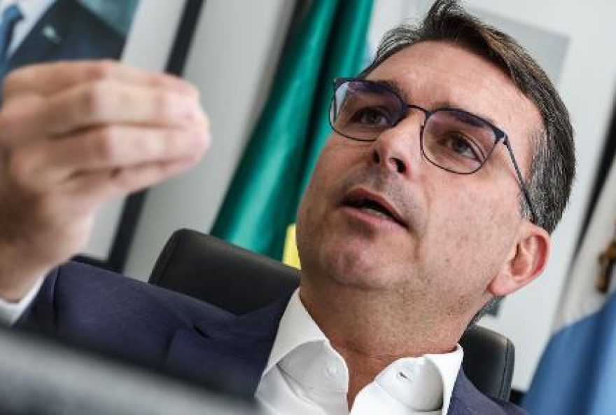 senador-flavio-bolsonaro-denomina-pec-da-blindagem-como-pec-da-sobrevivencia