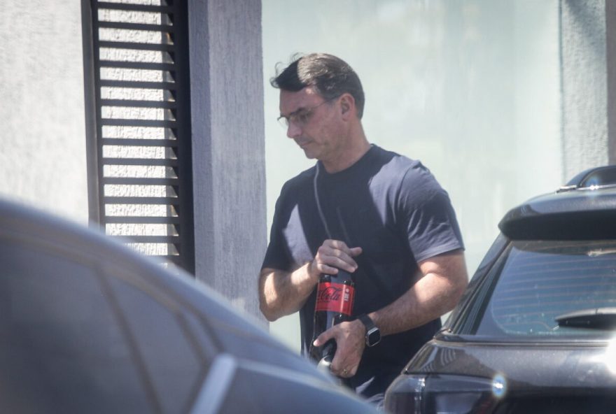 senador-flavio-bolsonaro-visita-bolsonaro-no-dia-dos-pais-e-o-chama-de-preso-politico