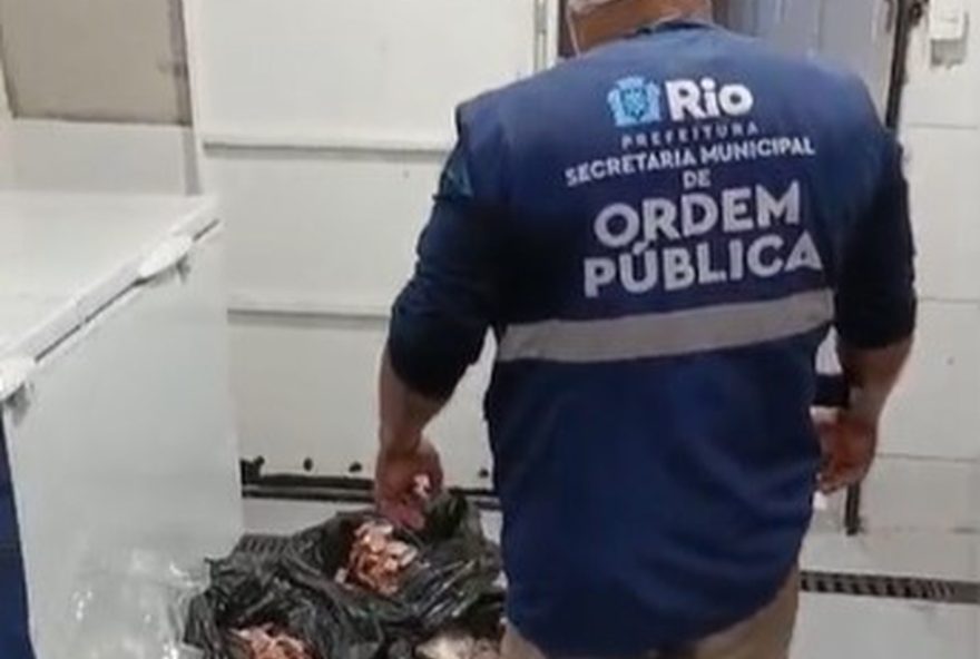 seop-e-ivisa-rio-interditam-fabrica-clandestina-de-espetinhos-no-andarai seop-e-ivisa-rio-interditam-fabrica-clandestina-de-espetinhos-no-andarai