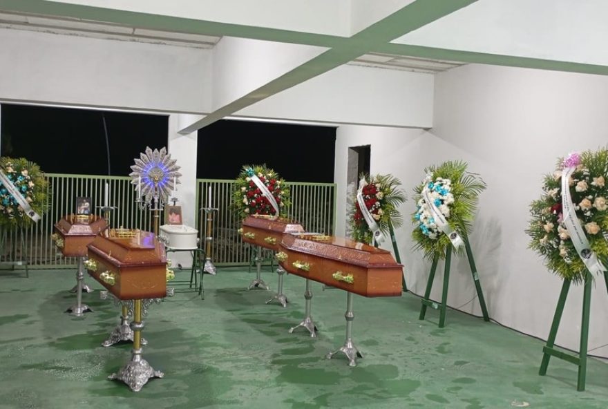 sepultamento-das-vitimas-da-colisao-na-br-101-na-bahia3A-familias-buscam-respostas sepultamento-das-vitimas-da-colisao-na-br-101-na-bahia3A-familias-buscam-respostas