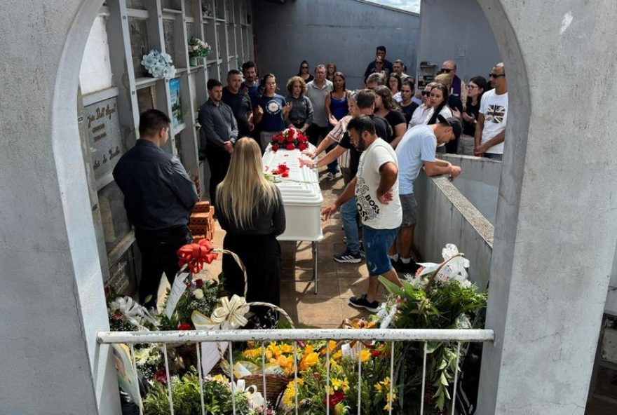 sepultamento-de-roseli-vanda-pires-albuquerque-em-nova-prata3A-comunidade-se-despede-da-ex-vereadora-vitima-de-feminicidio sepultamento-de-roseli-vanda-pires-albuquerque-em-nova-prata3A-comunidade-se-despede-da-ex-vereadora-vitima-de-feminicidio