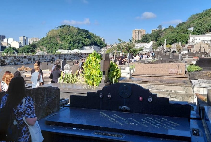 sepultamento-emocionante-de-allane-pedrotti-e-layse-pinheiro-no-cefet-historias-de-vida-e-luta