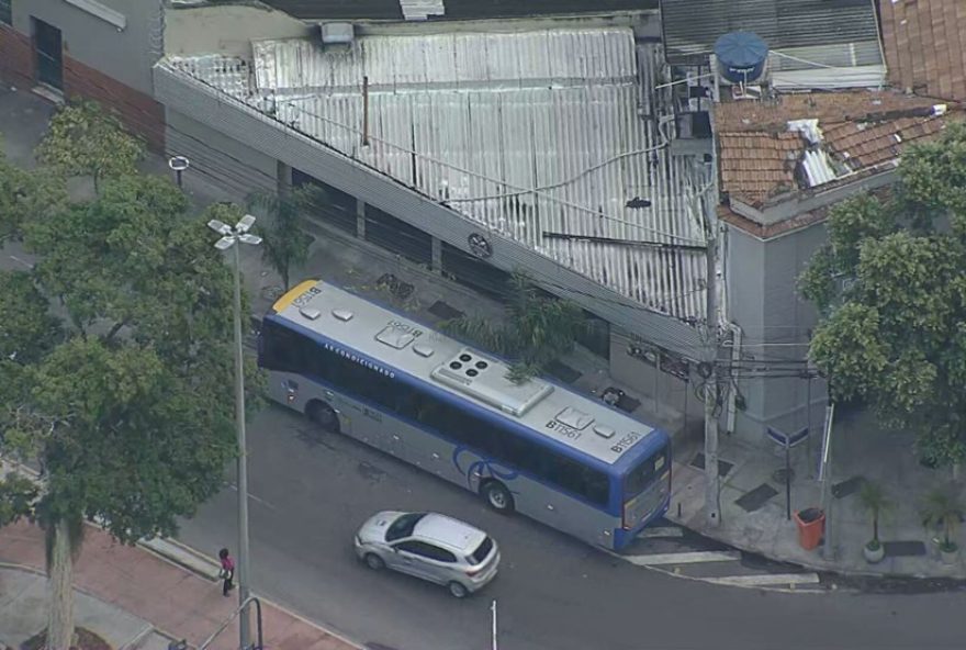 sequestro-de-onibus-no-rio3A-criminoso-e-preso-pela-policia-na-avenida-general-justos2C-proximo-ao-aeroporto-santos-dumont