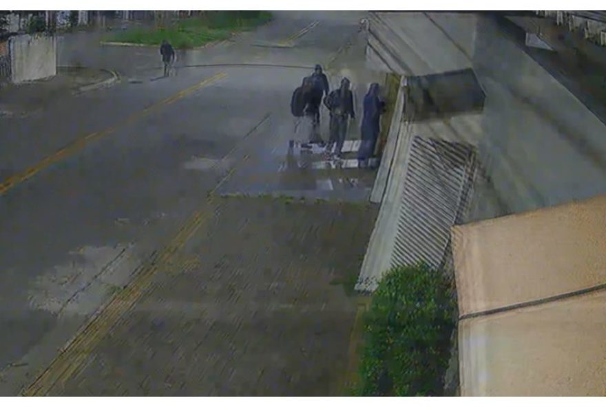 sequestro-em-guarulhos3A-mulher-e-mantida-refem-em-casa-durante-a-madrugada sequestro-em-guarulhos3A-mulher-e-mantida-refem-em-casa-durante-a-madrugada