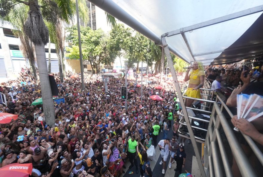 seraqabre3F-20263A-bloco-inspirado-no-carnaval-de-salvador-se-consolida-como-atracao-do-rio-com-surpresas-e-diversidade seraqabre3F-20263A-bloco-inspirado-no-carnaval-de-salvador-se-consolida-como-atracao-do-rio-com-surpresas-e-diversidade