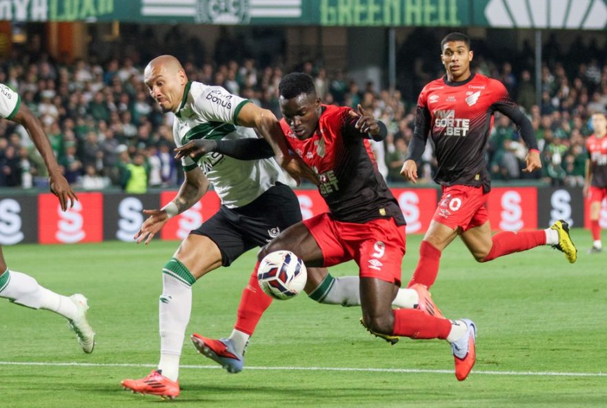 PR - CURITIBA - 19/10/2025 - BRASILEIRO B 2025, CORITIBA X ATHLETICO-PR - Maicon jogador do Coritiba disputa lance com Viveros jogador do Athletico-PR durante partida no estadio Couto Pereira pelo campeonato Brasileiro B 2025. Foto: Robson Mafra/AGIF