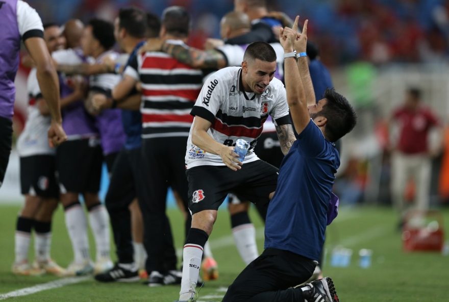 RN - NATAL - 07/09/2025 - BRASILEIRO D 2025, AMERICA NATAL X SANTA CRUZ - Jogadores do Santa Cruz durante a partida contra o America RN na Arena das Dunas em Natal (RN), pelo campeonato brasileiro Serie D 2025. Foto: Marlon Costa/AGIF